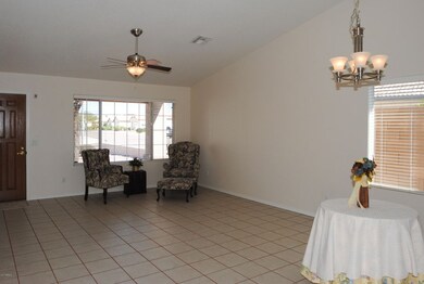 4_D694E9_still_dr-lr