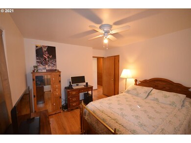 732 E 18th St, the Dalles, OR 97058 - photo 5