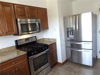 Beautiful Kitchen with Granite counters and New St