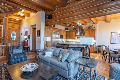 211 Ridgeline Drive-031-029-Living Room