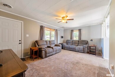 7211 Cedar St, Davenport, IA 52806 - photo 3