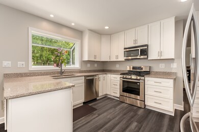 311 Ridgefield Ln, Naperville, IL 60565 - photo 4