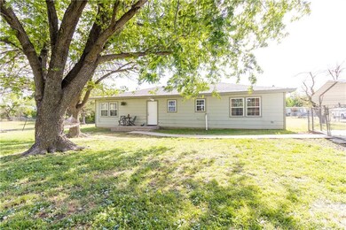 2 bed 1 bath on 3/4 acre mol.