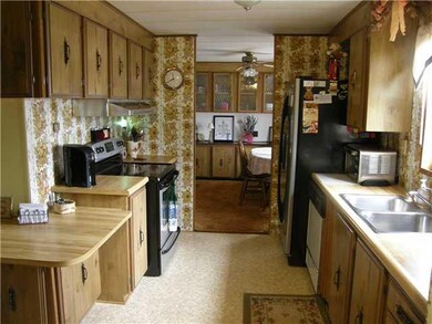 Kitchen This kitchen is bright, cheery and functio