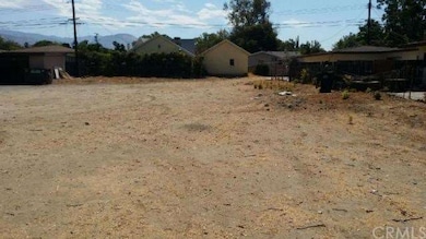 Vacant land on the North of the Units