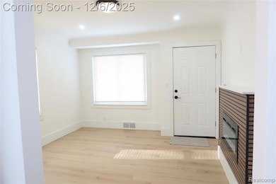 570 S Stirling, Pontiac, MI 48340 - photo 2