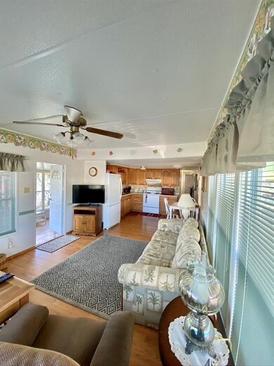 573 Marina Ln, Tavares, FL 32778 - photo 4