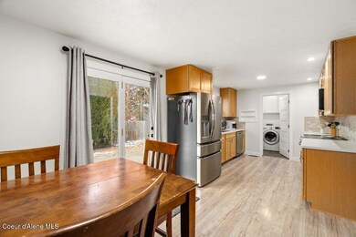 Dining to kitchen