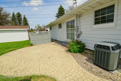 1438 S 16th St, Grand Forks, ND 58201 - photo 4