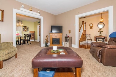Neutral colors throughout the home.  Livingroom op