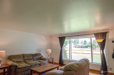 Spacious living room