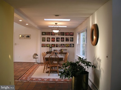 10409 Gary Rd unit FRONT MAIN LEVEL, Potomac, MD 20854 - photo 5