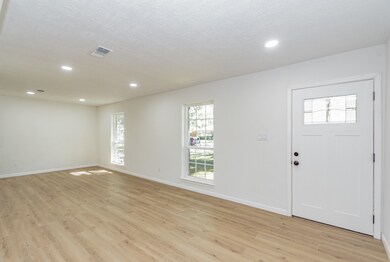 611 Briarwilde Ct, Alvin, TX 77511 - photo 4