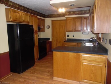 446 Buckeye Dr, Sheffield Lake, OH 44054 - photo 3