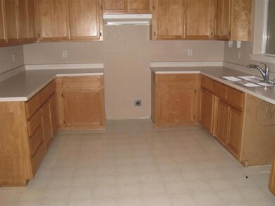 1370 Vista Dr, Central Point, OR 97502 - photo 3