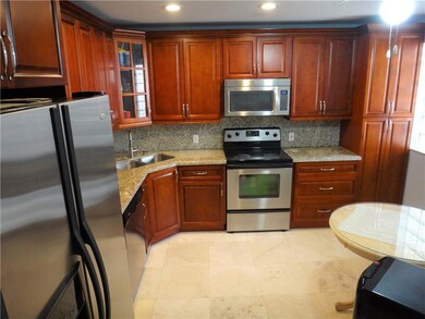  kitchen/Granite counters.