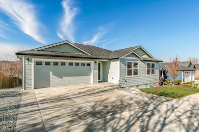 403 N Deanjou Ave, Eagle Point, OR 97524 - photo 3