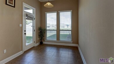 Great sitting area or breakfast nook
