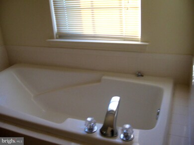 2000 Travis Point Ct, Odenton, MD 21113 - photo 3