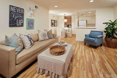 Spacious Living Room - gorgeous new laminate floor