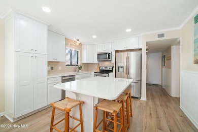 Kitchen w/ island seating