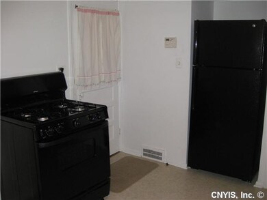 Kitchen Eati-in Kitchen with New Appliances!