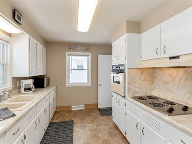 348 30th St NW, Cedar Rapids, IA 52405 - photo 3