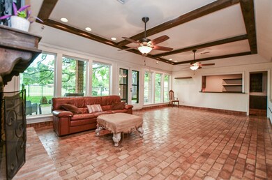 Huge living room with those awesome beams we all l