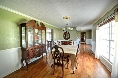 7-859 Black Oak Dining