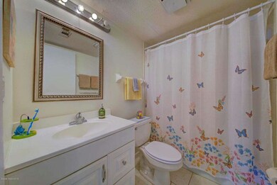 Guest Bathroom w Tub-Shower