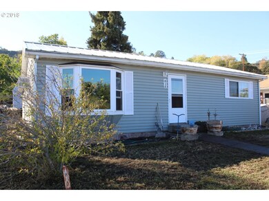 814 E 14th St, the Dalles, OR 97058 - photo 3