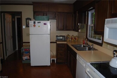 2121 Three Meadows Rd, Greensboro, NC 27455 - photo 5