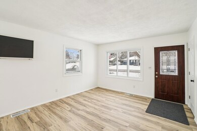 4-web-or-mls-Pinecrest Ave-004