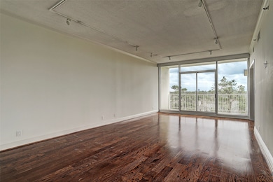 Same room of living and dining area unfurnished wi