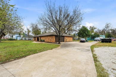 809 Nadine Ln, Grand Prairie, TX 75052 - photo 2