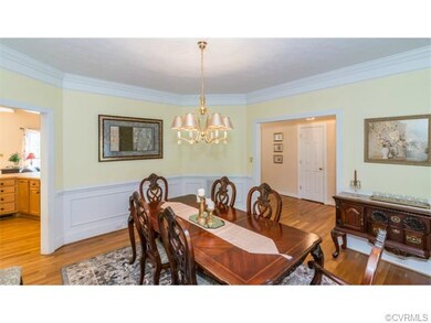 Rotunda Shaped Dining Room with Beautiful Molding