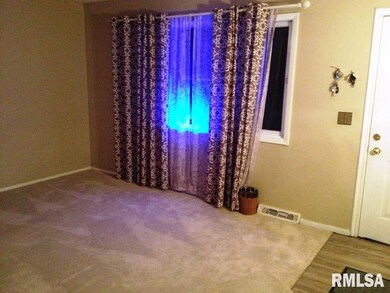 2010 W 34th St, Davenport, IA 52806 - photo 3