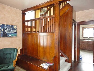 Entry/Foyer.