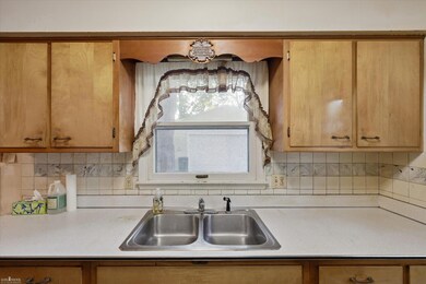 3801 Schlee St, Lansing, MI 48910 - photo 5