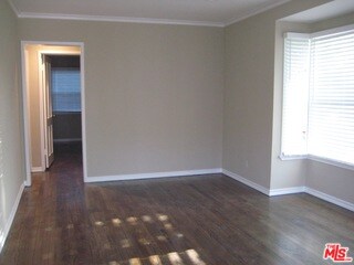 Front unit living room