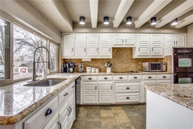 GORGEOUS KITCHEN~MULTITUDE OF CABINETRY & COUNTER 