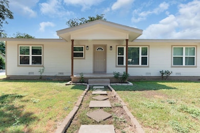 209 E Live Oak St, Burnet, TX 78611 - photo 6