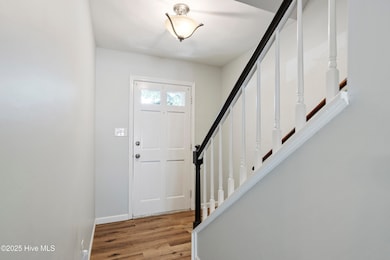 807 Seabury foyer