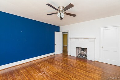 FAMILY ROOM W/ HW FLOORS, BUILT-INS, CEILING FAN,