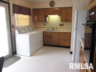 2604 W 13th St, Davenport, IA 52804 - photo 3