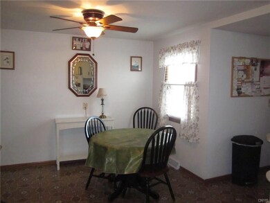 Eat in Dinning L off the kitchen