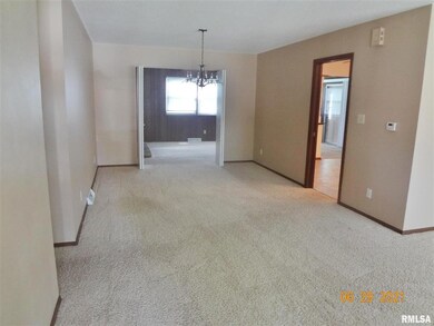 305 Northgate St, Lincoln, IL 62656 - photo 2