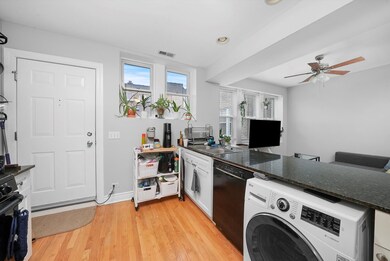 2838 W Glenlake Ave unit 2, Chicago, IL 60659 - photo 3