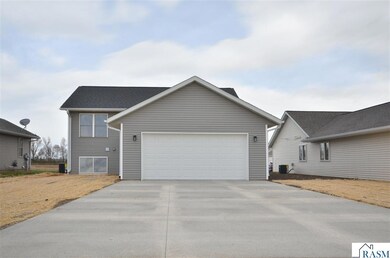 2105 Lunden St, Saint Peter, MN 56082 - photo 4