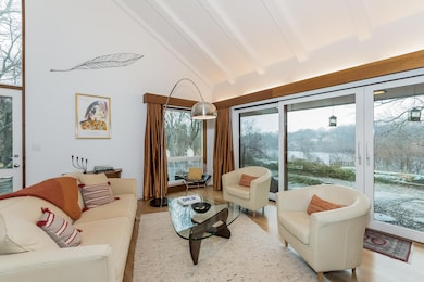 007-Living_Room-2408871-large